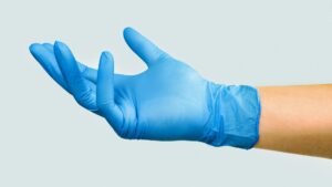 Scopri di più sull'articolo Guanti in lattice o in nitrile: quali scegliere e perché?