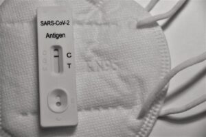 Scopri di più sull'articolo COVID-19 ed estate 2022: il kit diagnostico per individuare i casi